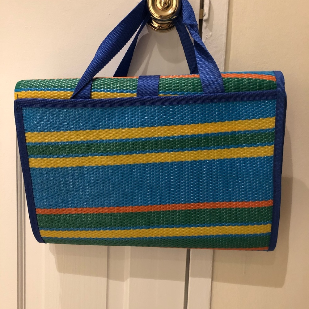 Waterproof picnic blanket that folds neatly